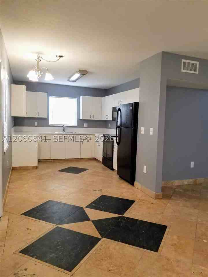 2761 Nw 6th St #2761 - Photo 7 of 32