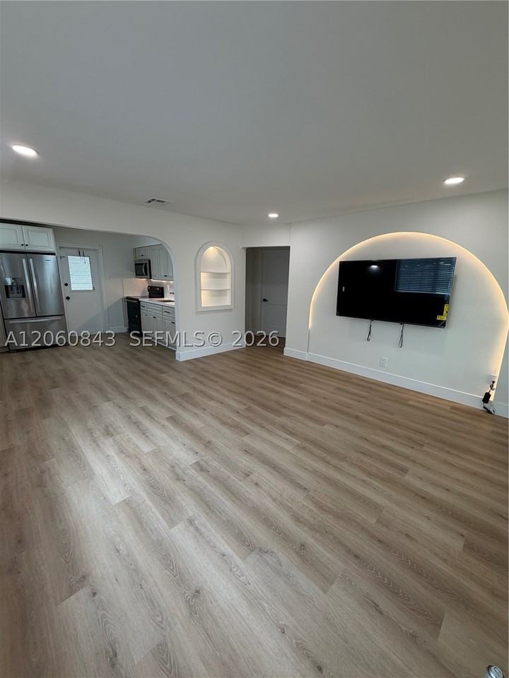 708 Sw 7th Ave #1 - Photo 3 of 21