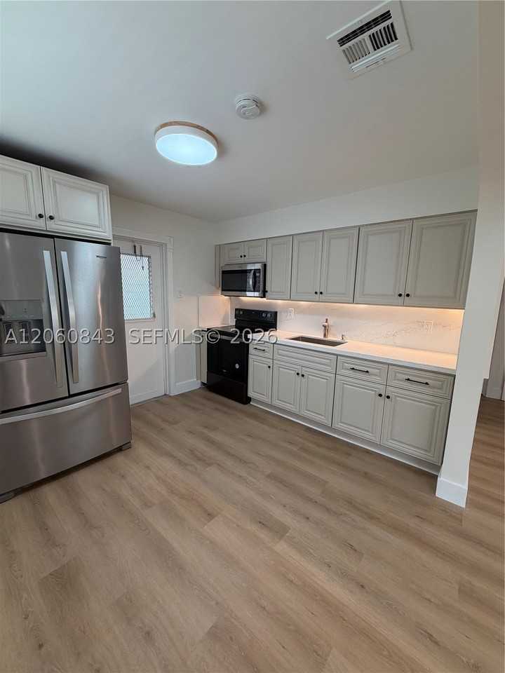 708 Sw 7th Ave #1 - Photo 4 of 21
