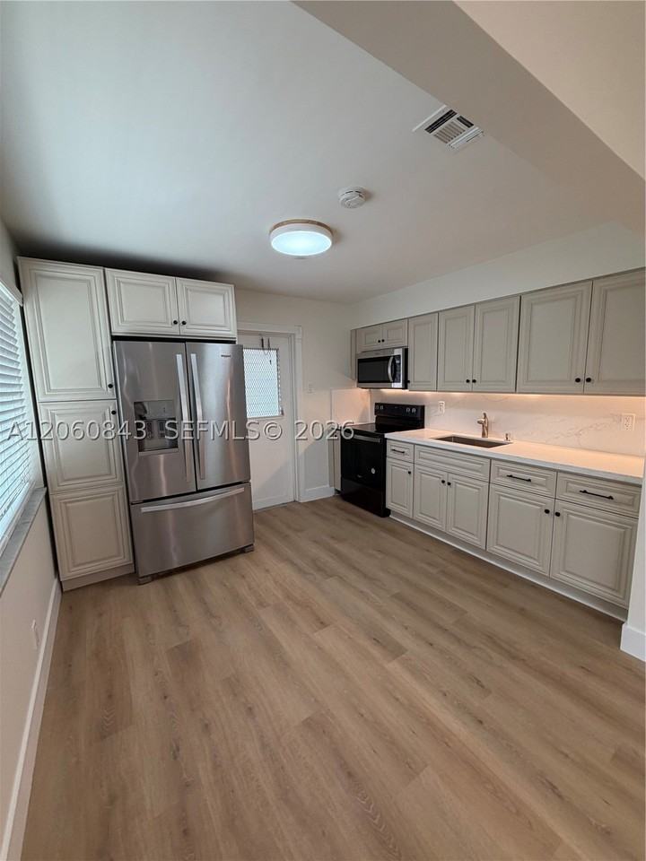 708 Sw 7th Ave #1 - Photo 5 of 21