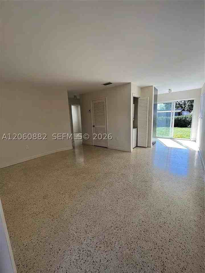 628 W 17th St #628 - Photo 3 of 9