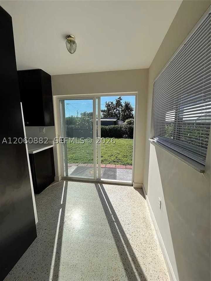 628 W 17th St #628 - Photo 4 of 9