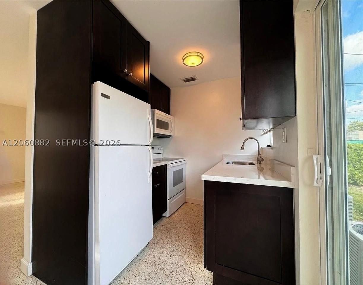 628 W 17th St #628 - Photo 5 of 9
