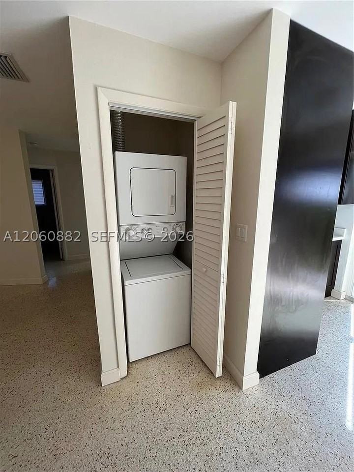 628 W 17th St #628 - Photo 7 of 9