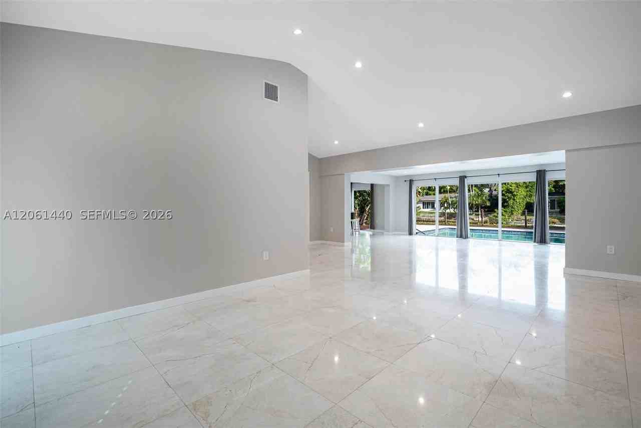 739 Blue Rd - Photo 2 of 30