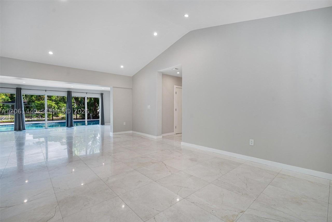 739 Blue Rd - Photo 3 of 30