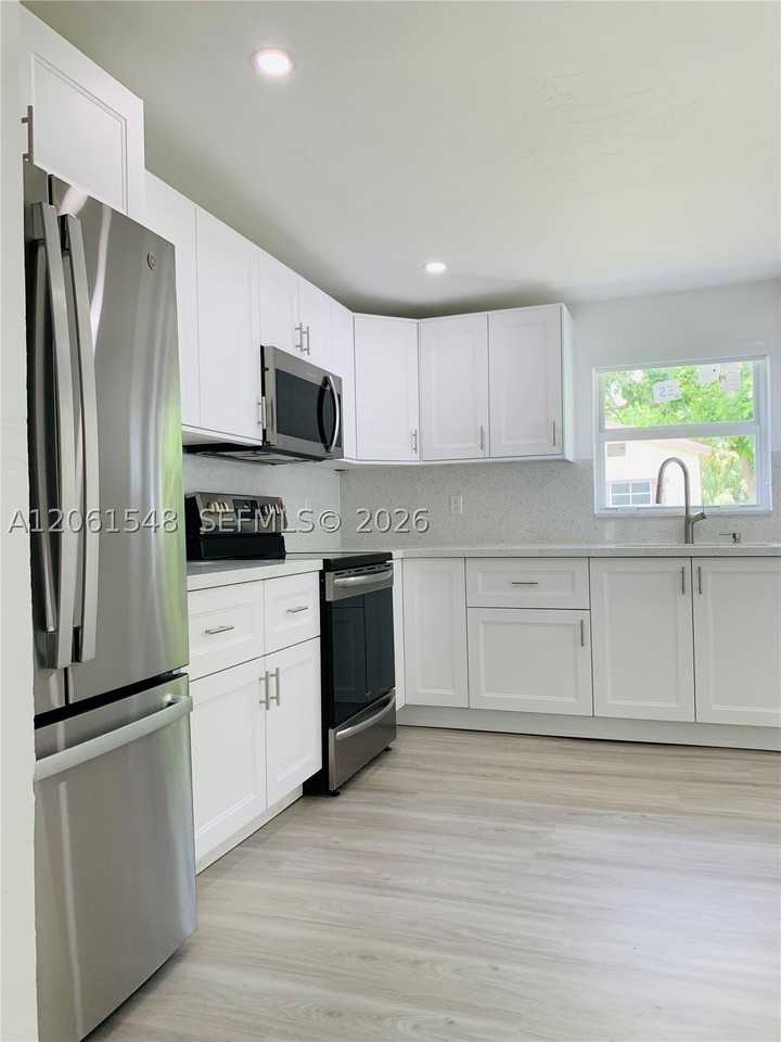 5441 Nw 174th Dr - Photo 3 of 20