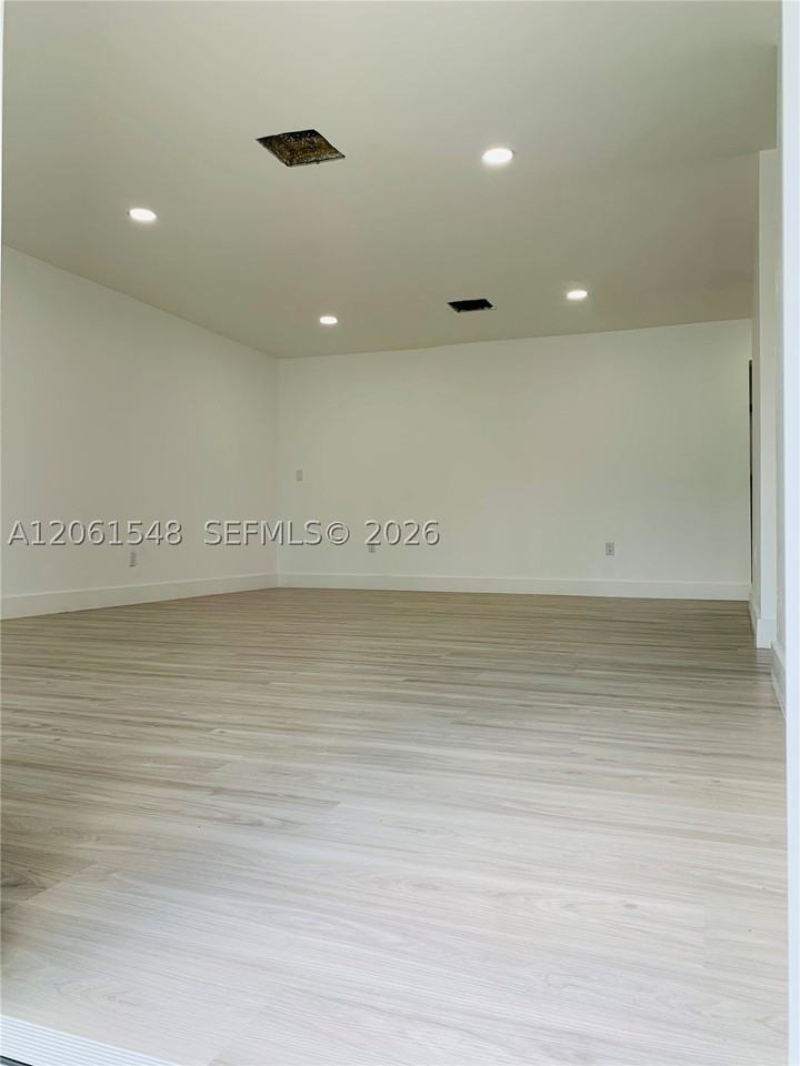 5441 Nw 174th Dr - Photo 4 of 20