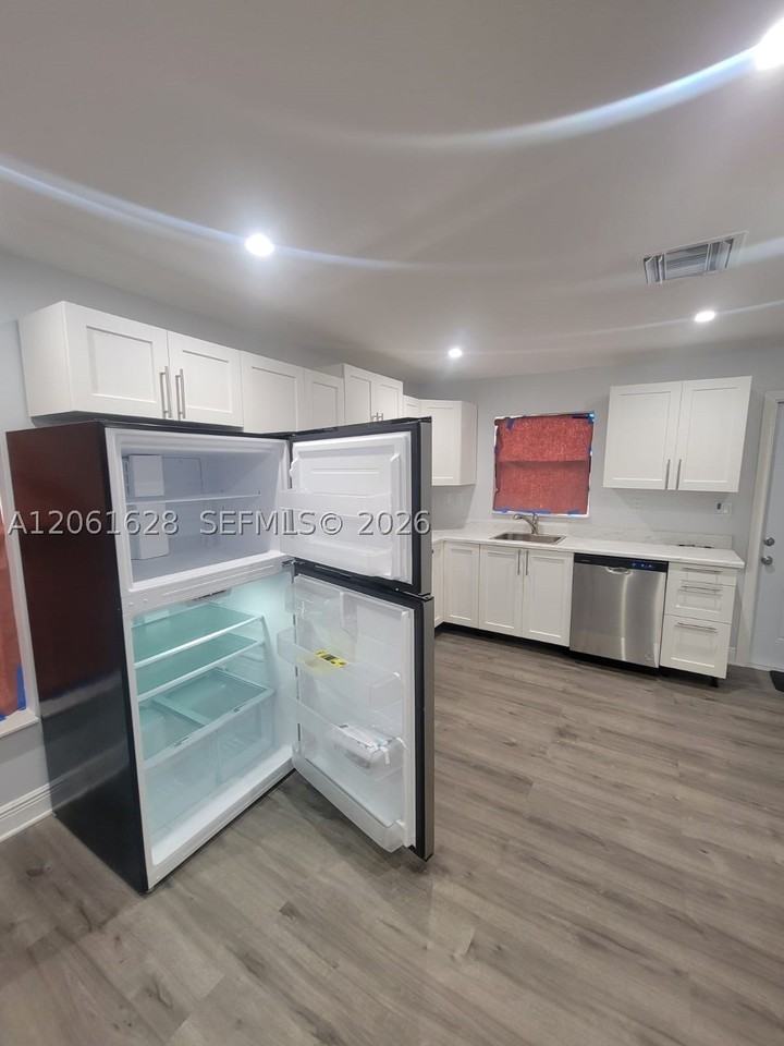 1809 Nw 8th Pl #1809 - Photo 2 of 10