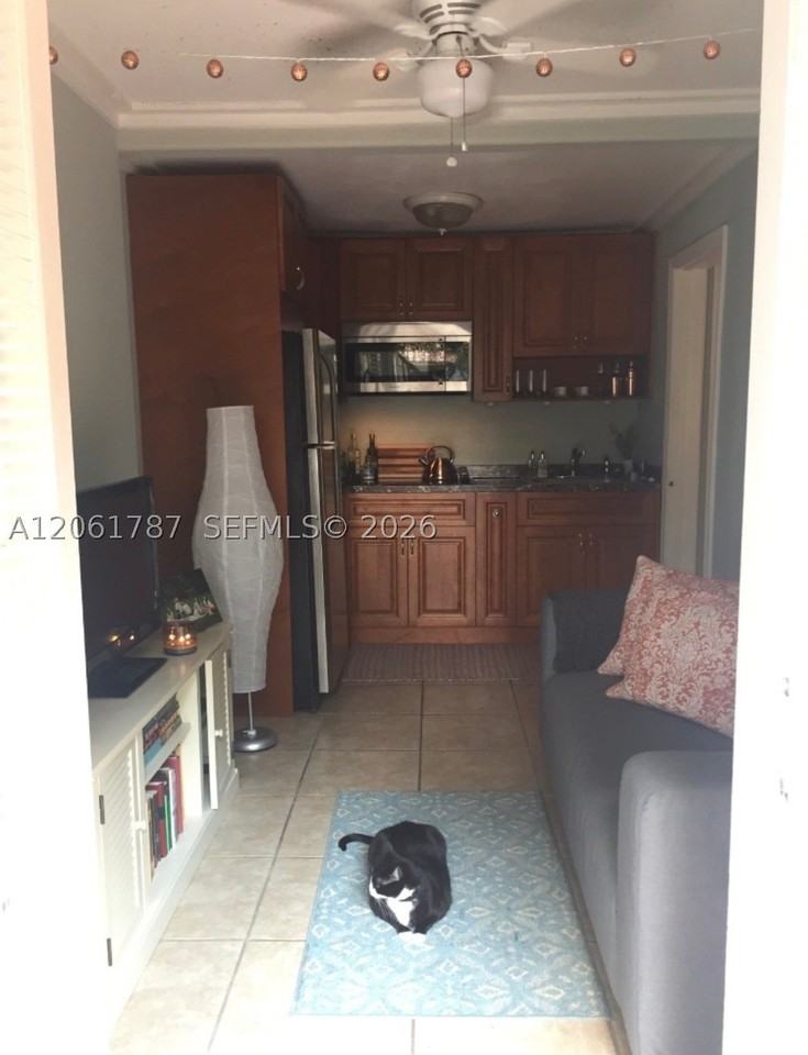 1200 Wallace St #B - Photo 4 of 12