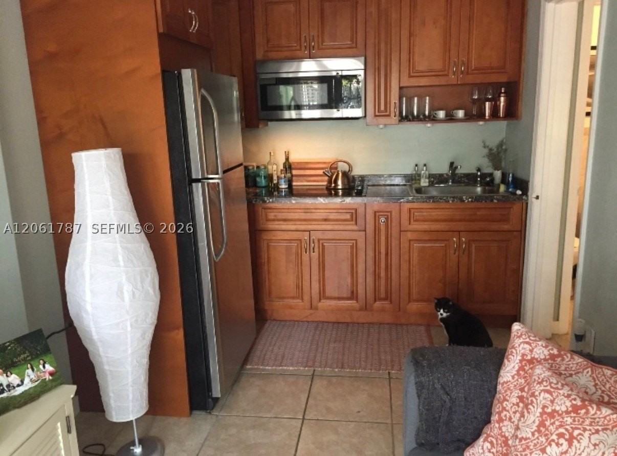 1200 Wallace St #B - Photo 5 of 12