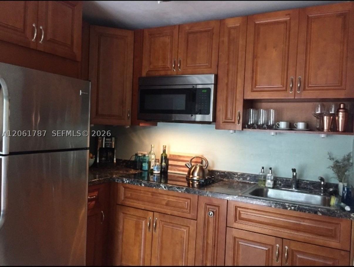 1200 Wallace St #B - Photo 6 of 12
