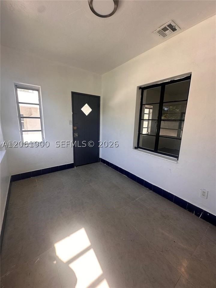 1836 Nw 33rd St - Photo 3 of 14