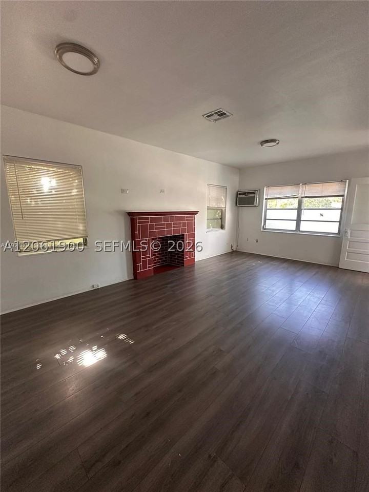 1836 Nw 33rd St - Photo 5 of 14