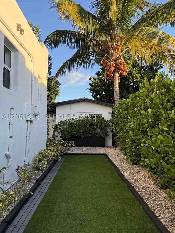 2230 Nw 6th St #C - Photo 3 of 17
