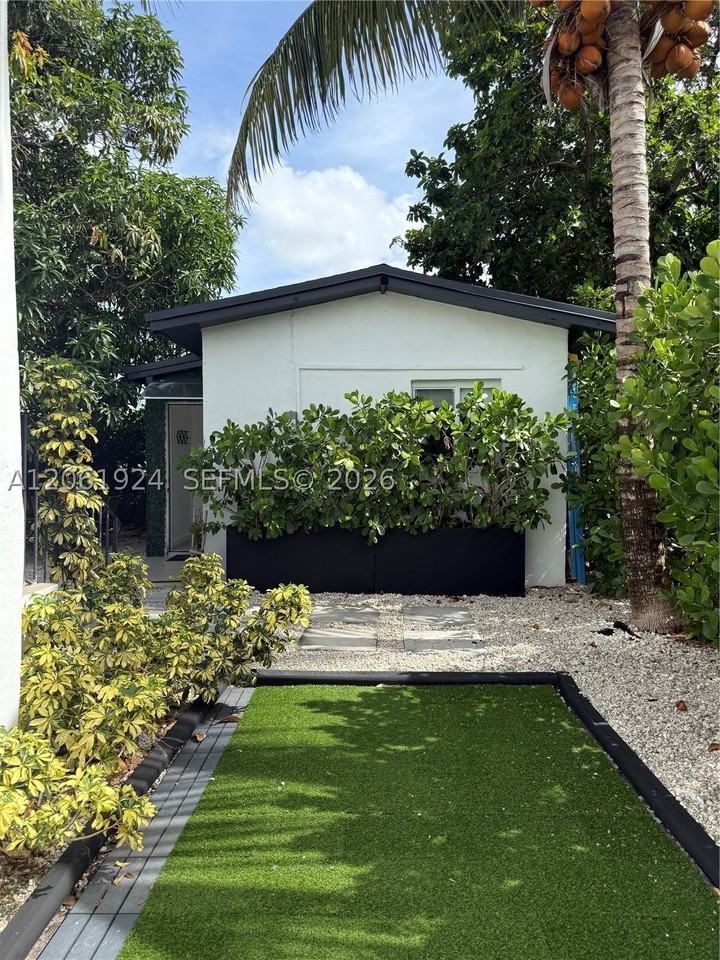 2230 Nw 6th St #C - Photo 4 of 17