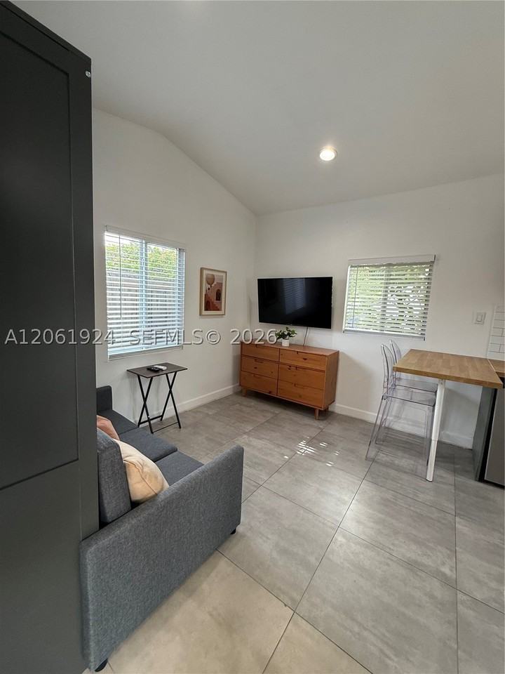 2230 Nw 6th St #C - Photo 7 of 17
