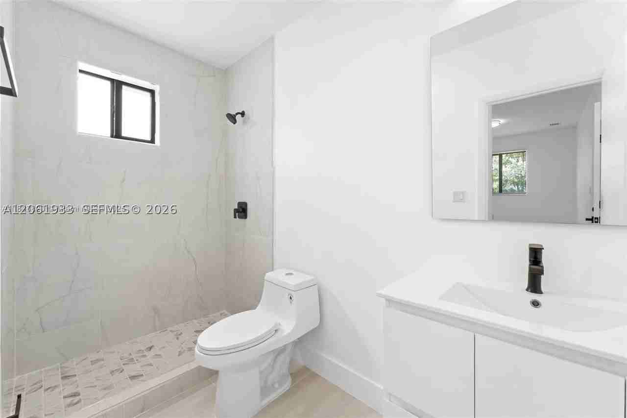 3710 Nw 13th Pl #1 - Photo 5 of 9