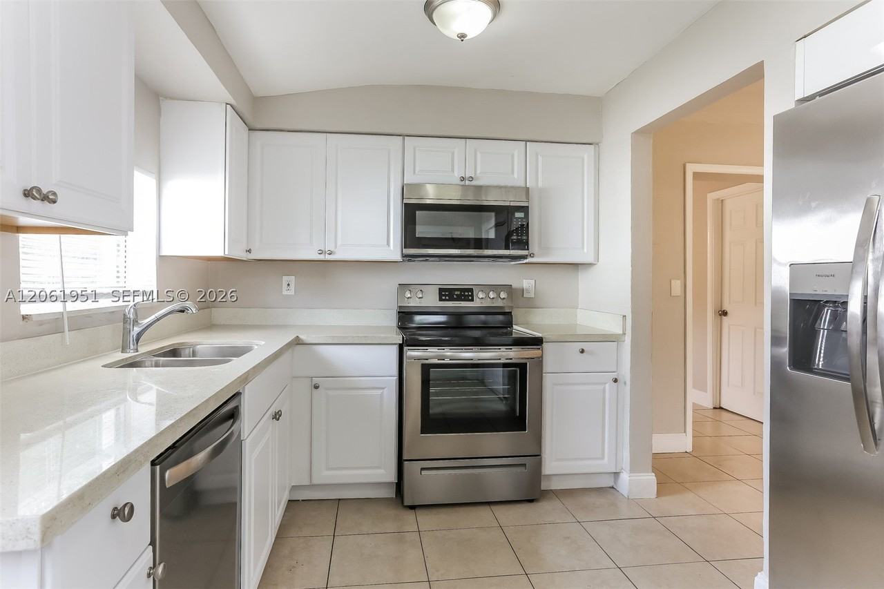 3751 Nw 9th Ct - Photo 6 of 15