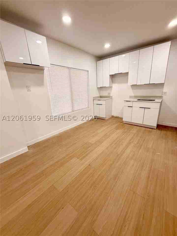 125 Sw 19th Ave #2 - Photo 3 of 8