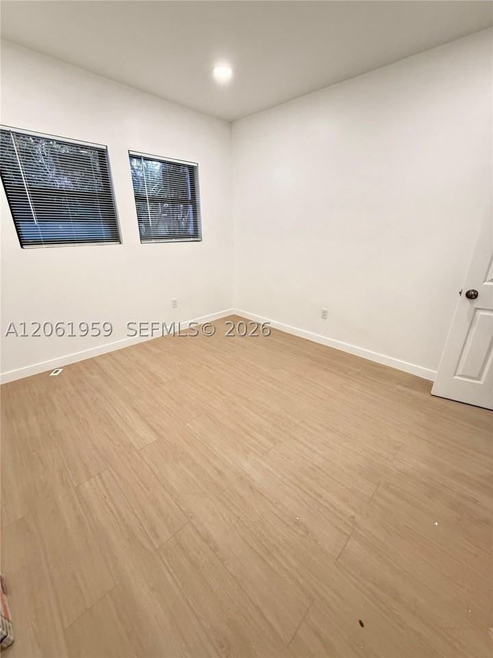 125 Sw 19th Ave #2 - Photo 5 of 8