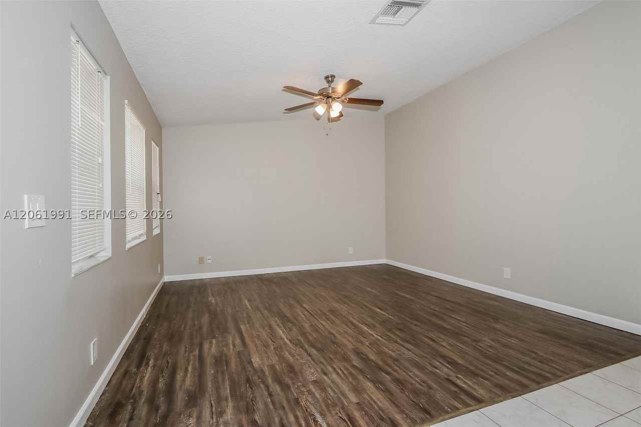 525 20th Ave N - Photo 4 of 18