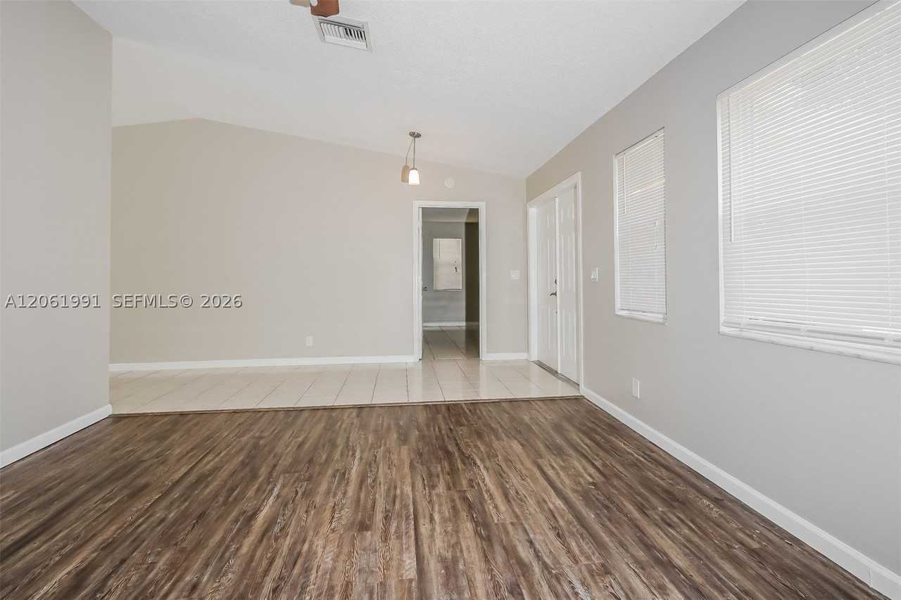 525 20th Ave N - Photo 6 of 18