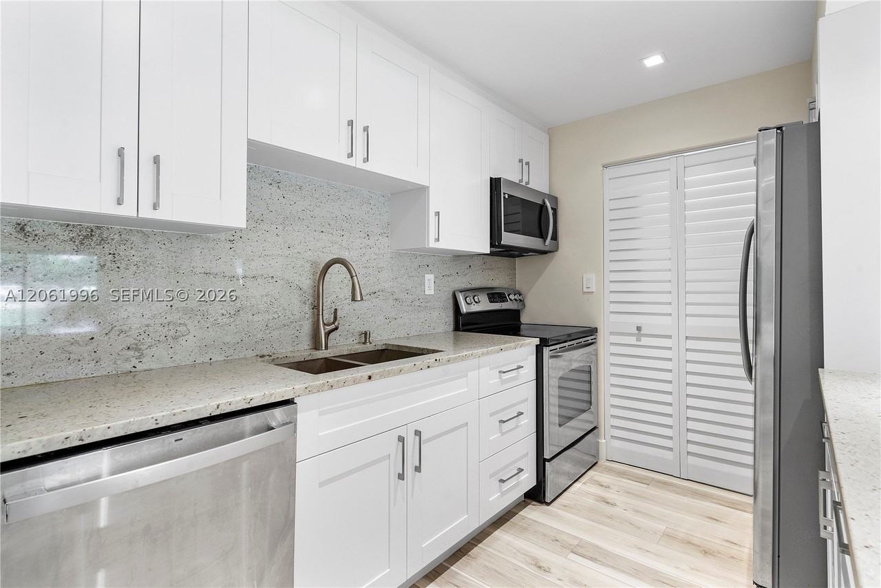 230 Lakeview Dr #106 - Photo 4 of 45