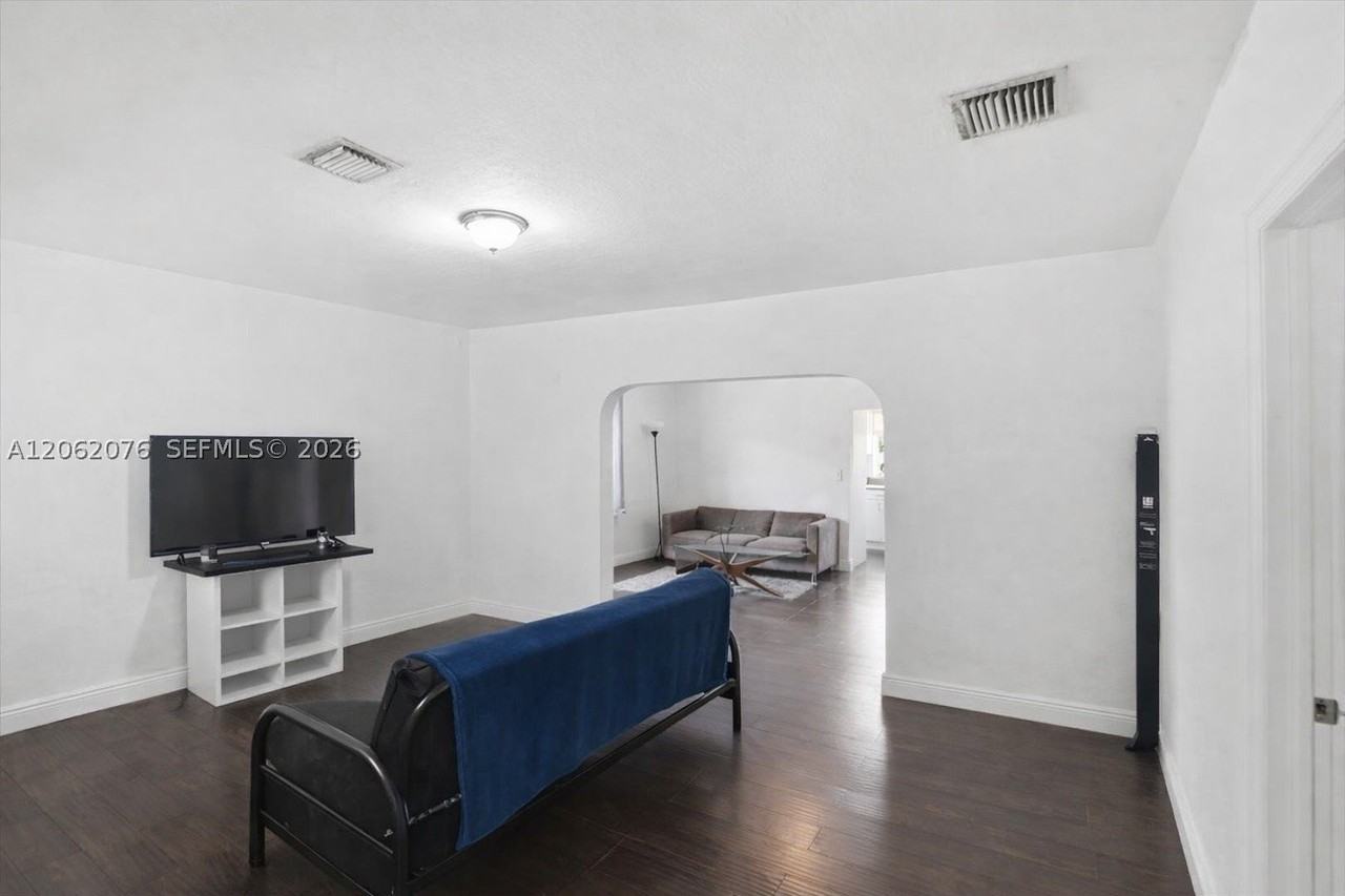 3645 Sw 25th Ter - Photo 5 of 22