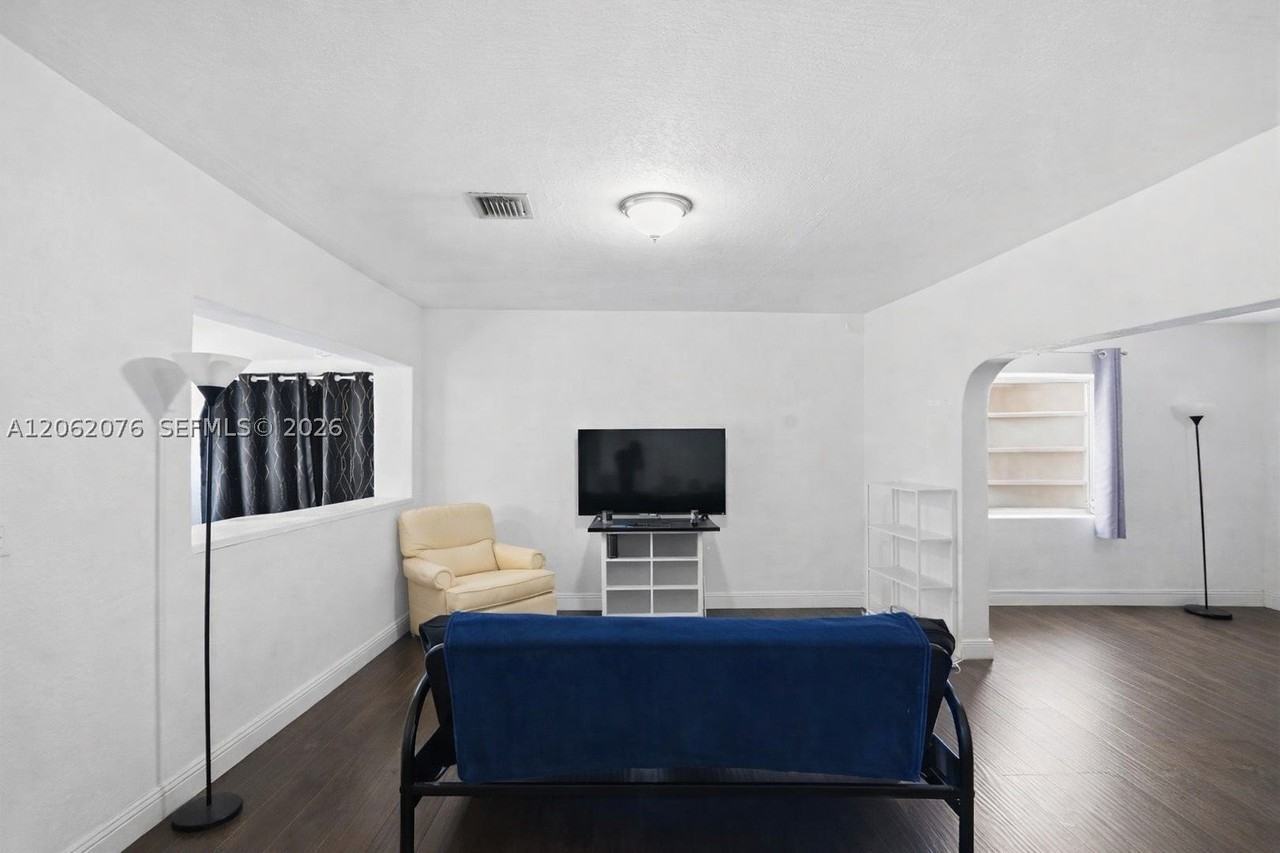 3645 Sw 25th Ter - Photo 6 of 22