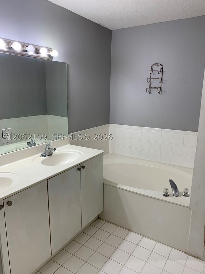 4805 Sw 163rd Pl #0 - Photo 7 of 14