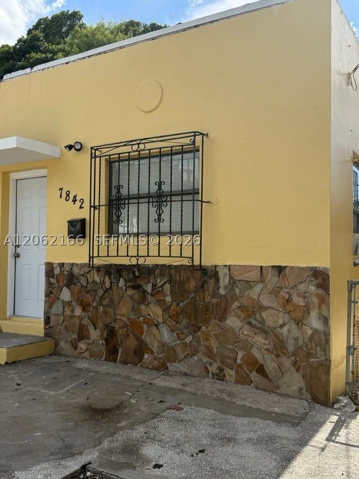 7842 Nw 5th Ave - Photo 6 of 10