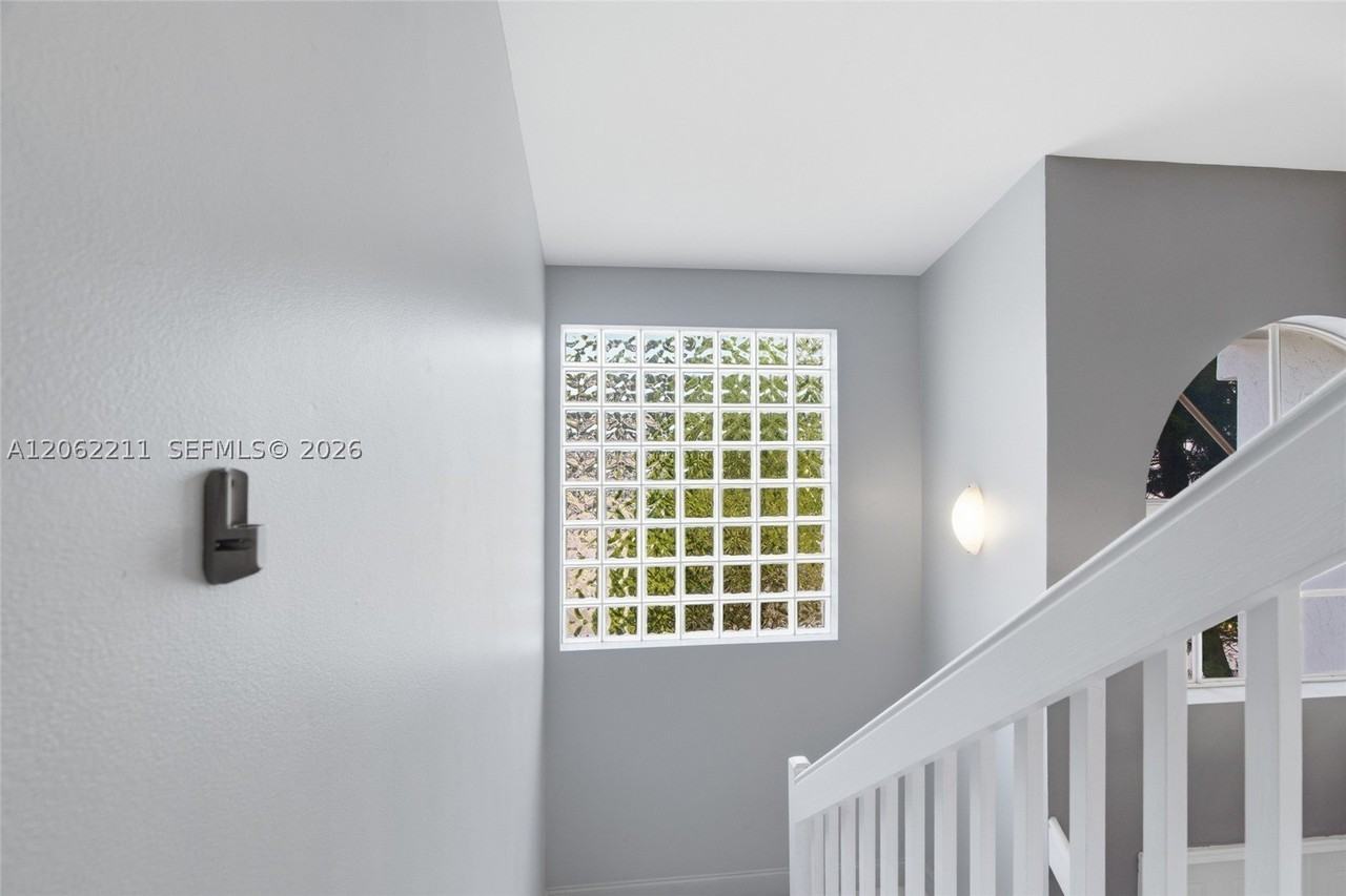 21221 Ne 3rd Ct - Photo 5 of 42