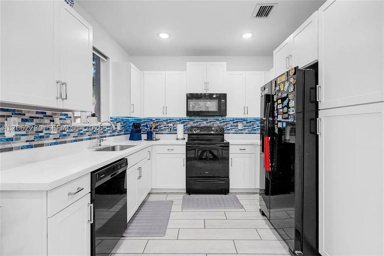 1042 Se 23rd Ter - Photo 2 of 17