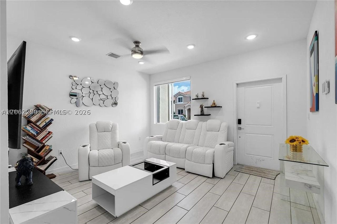 1042 Se 23rd Ter - Photo 3 of 17