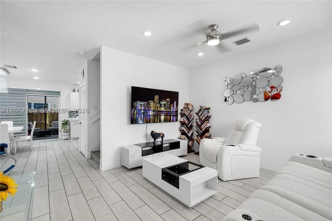 1042 Se 23rd Ter - Photo 4 of 17