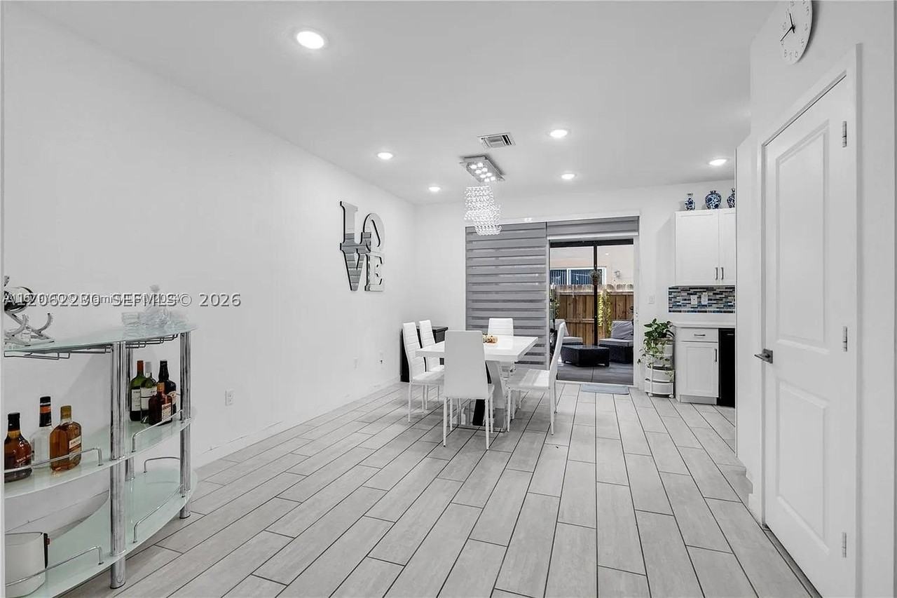 1042 Se 23rd Ter - Photo 6 of 17