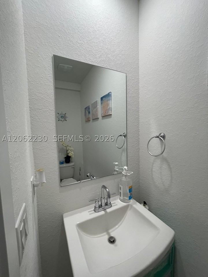 1042 Se 23rd Ter - Photo 7 of 17