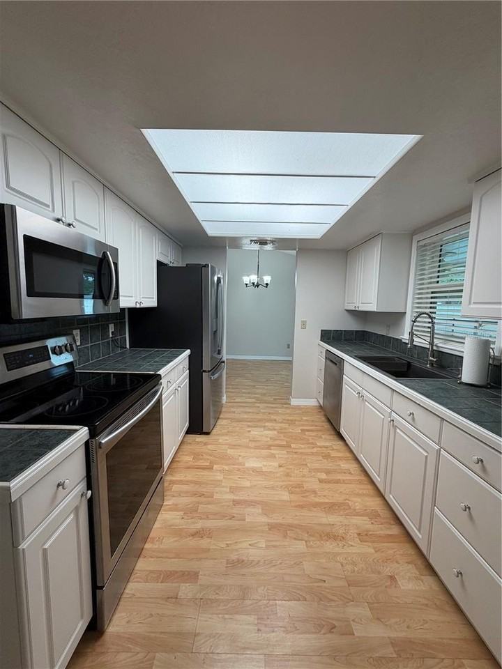 3727 Dunwich Ave - Photo 5 of 50