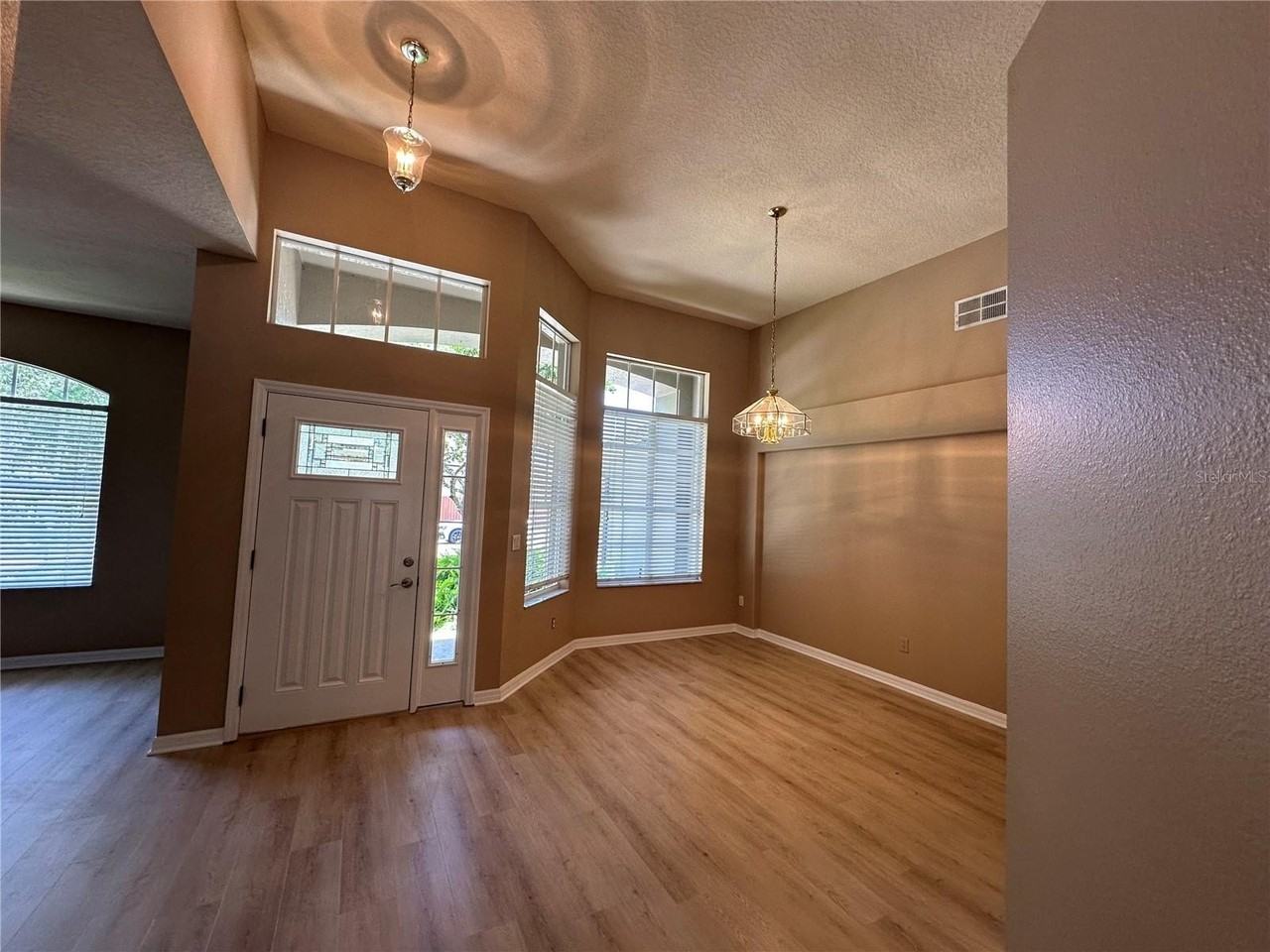 13813 Bluewater Cir - Photo 3 of 40