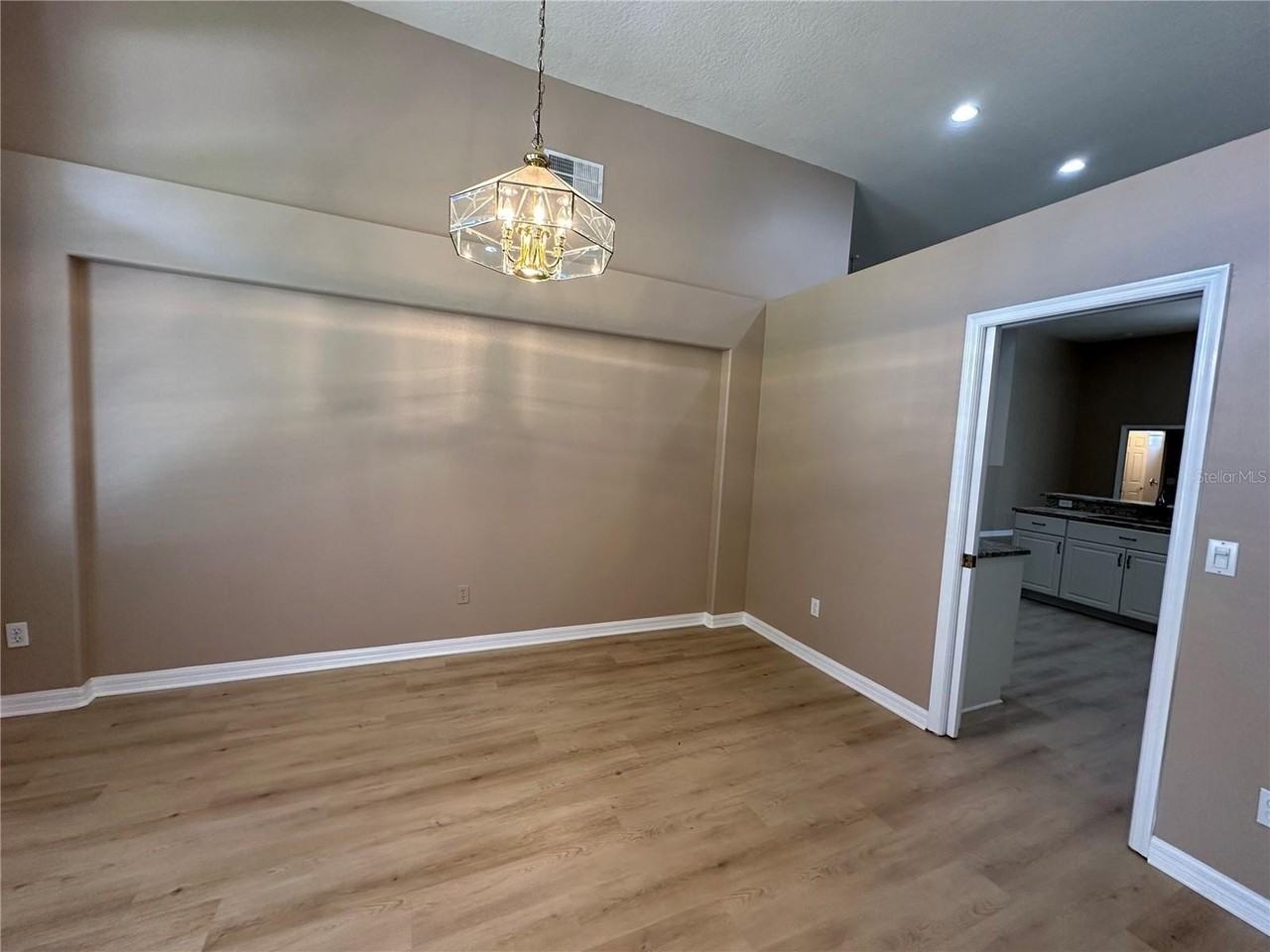 13813 Bluewater Cir - Photo 4 of 40