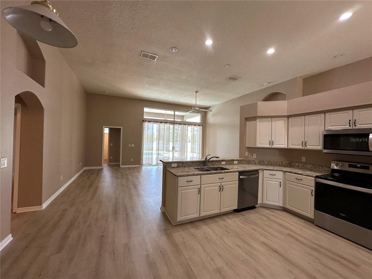 13813 Bluewater Cir - Photo 5 of 40