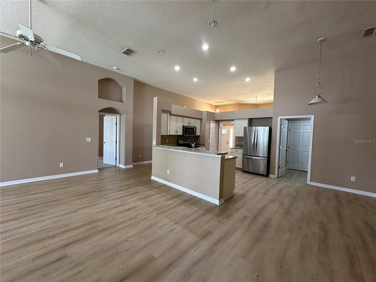 13813 Bluewater Cir - Photo 6 of 40
