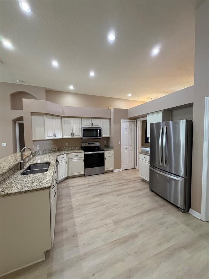 13813 Bluewater Cir - Photo 7 of 40