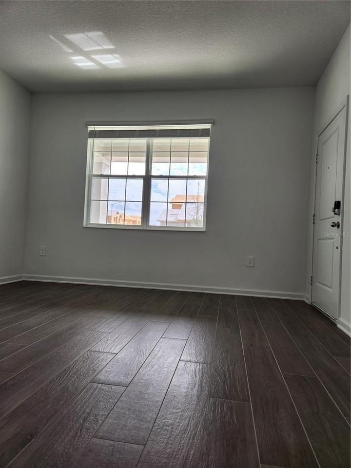 997 Waterfall Blvd - Photo 5 of 14