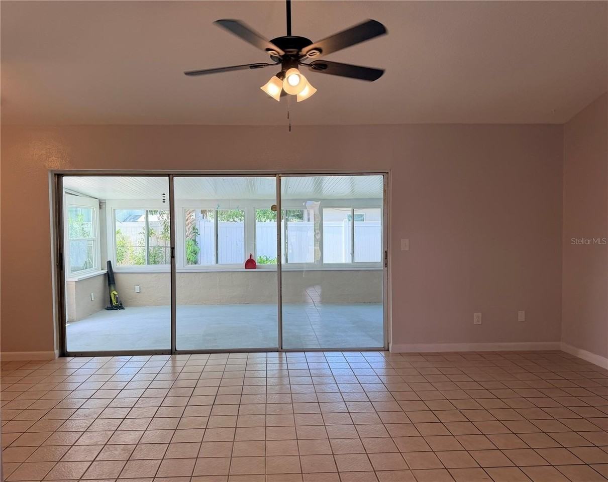 208 Flamingo Dr - Photo 2 of 20