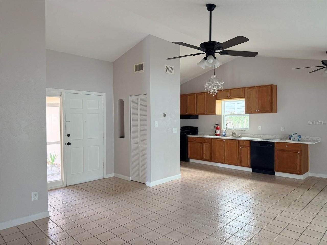 208 Flamingo Dr - Photo 3 of 20