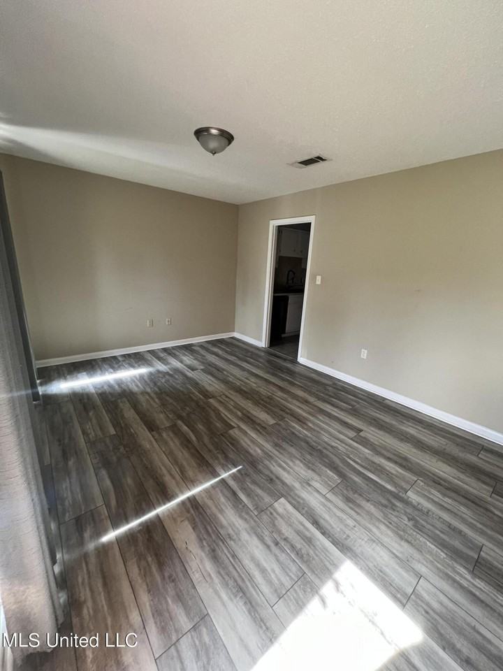 1122 36th St - Photo 2 of 16