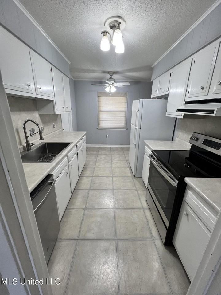 1122 36th St - Photo 6 of 16