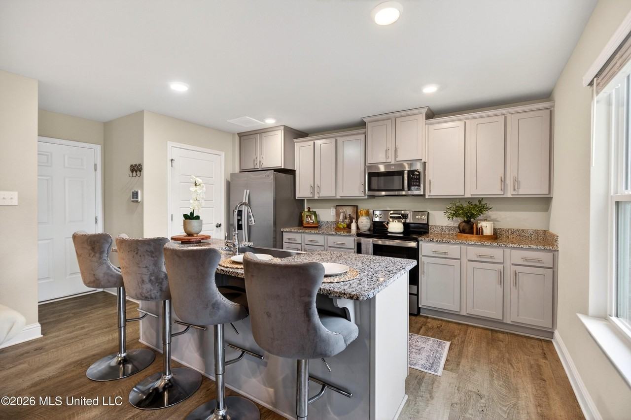 5438 Leeds Ln - Photo 4 of 50
